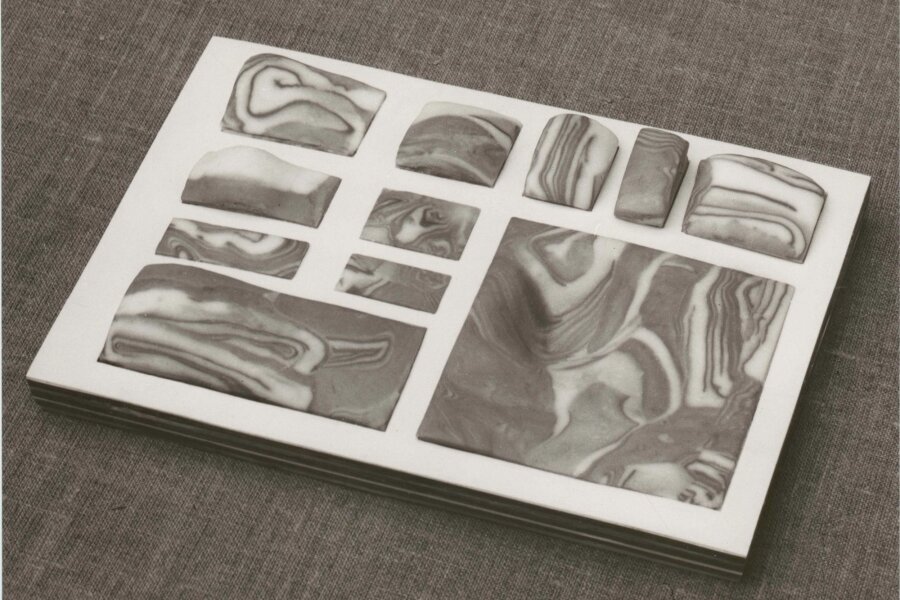 Václav Dosbaba, Projevy totožnosti bílých a červených ploch, 1992, modurit, umělá hmota, 30,7 x 29,7 cm